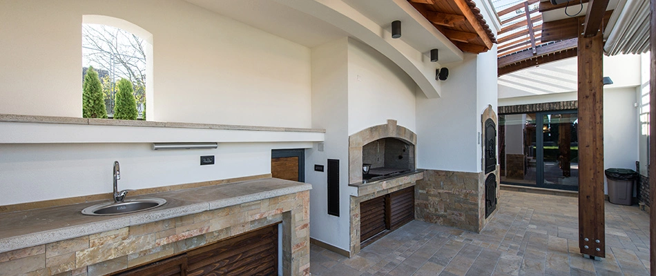 A custom outdoor kitchen with granite countertops in Warrenton, VA.